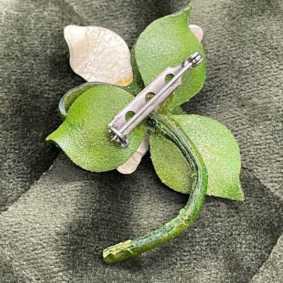 Vintage leather trillium flower brooch - Picture 3 of 4